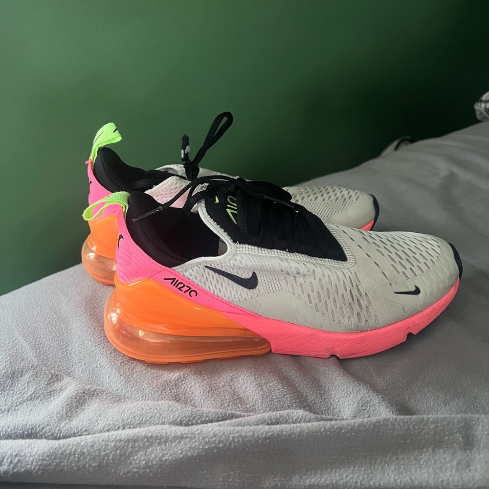 Nike Womens 270 shoes